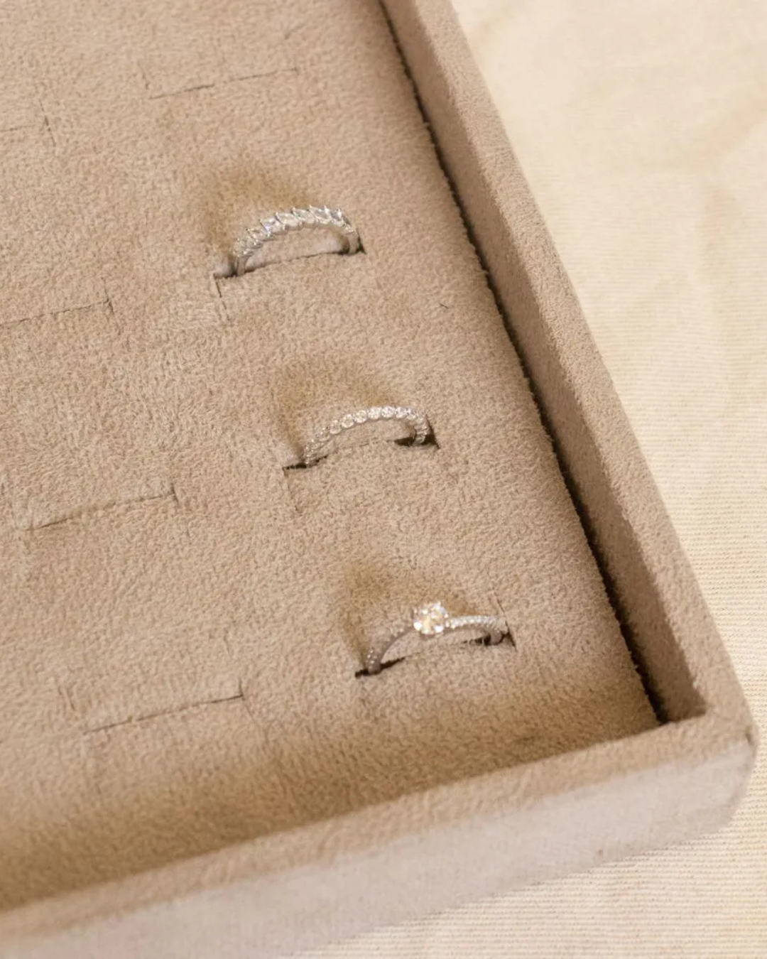 Anel solitário com zircônia 4 mm mais micro cravação