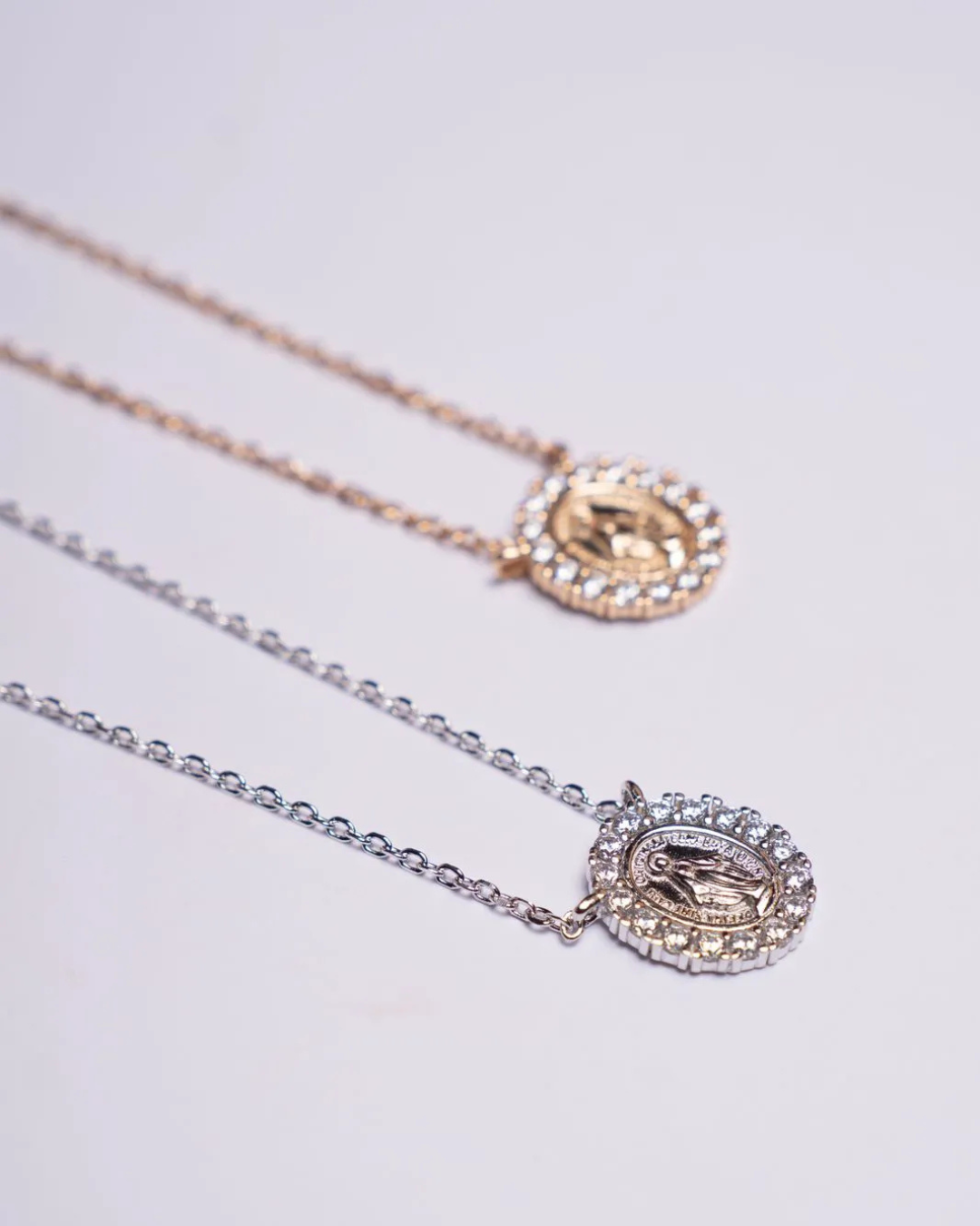 Colar com medalha de Nossa Senhora das Graças