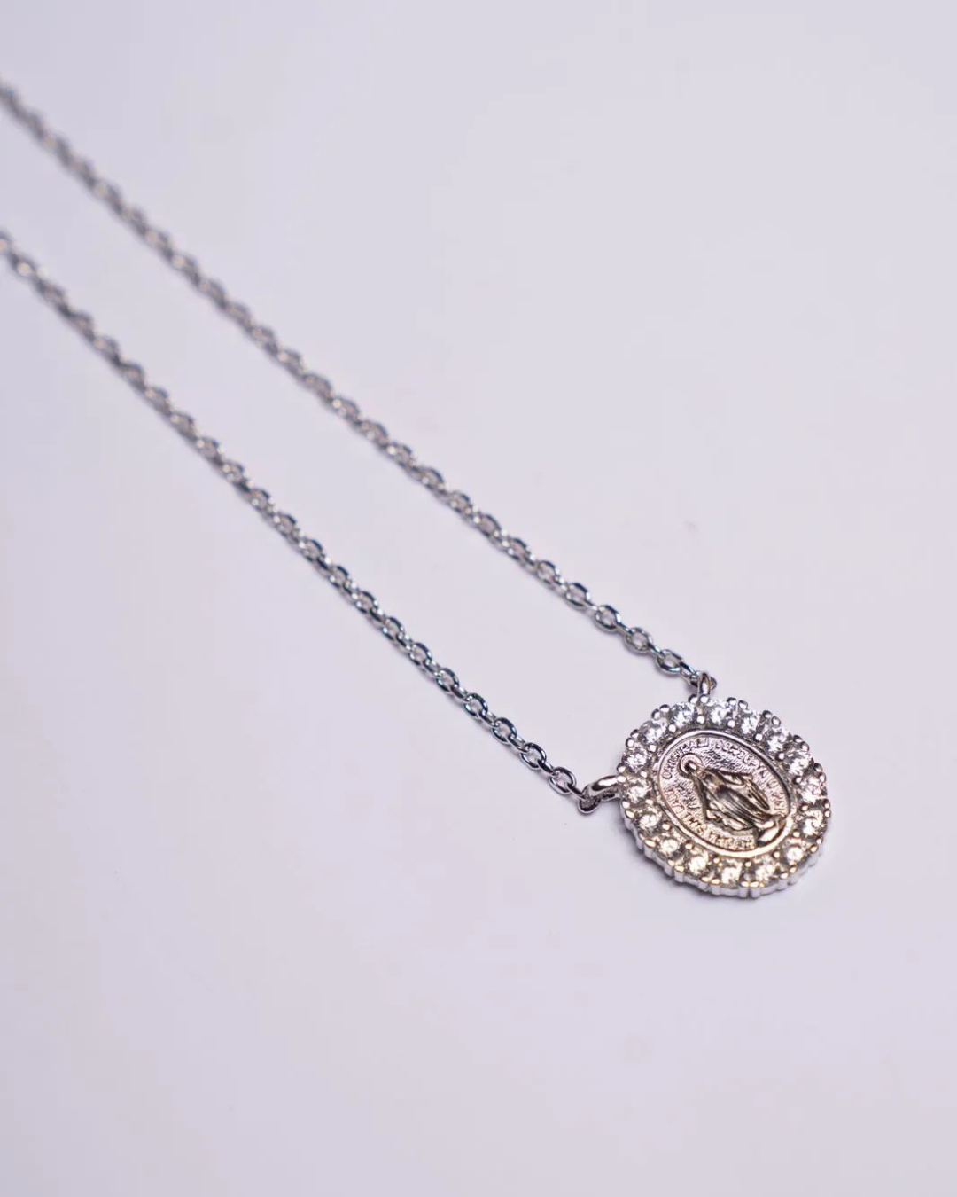Colar com medalha de Nossa Senhora das Graças