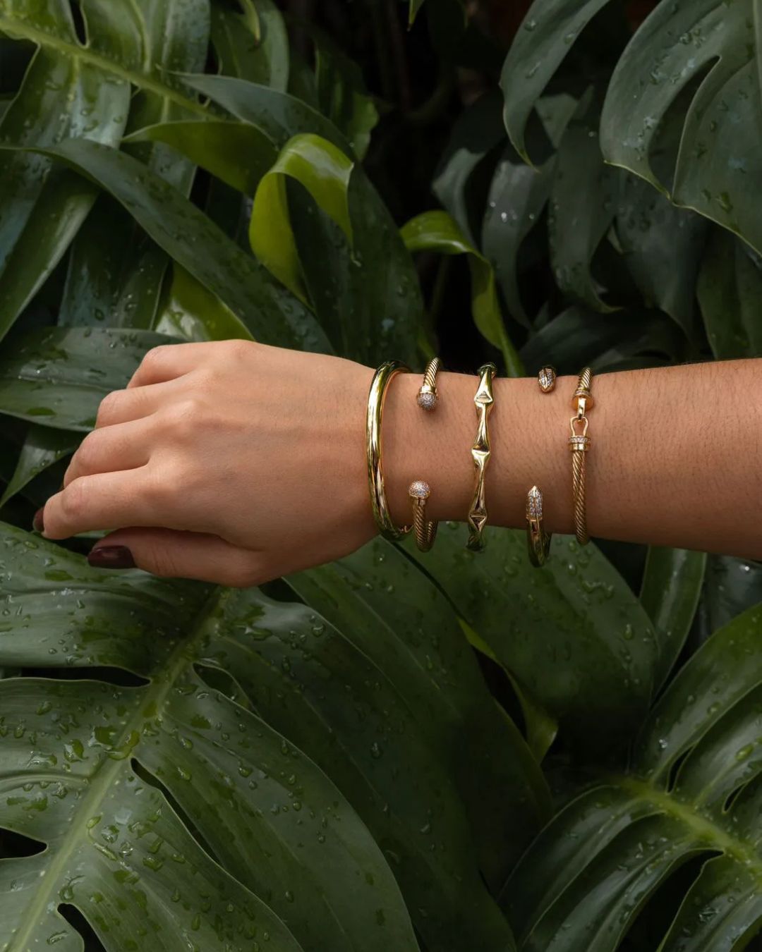 Bracelete levemente torcido com pontas cravejadas