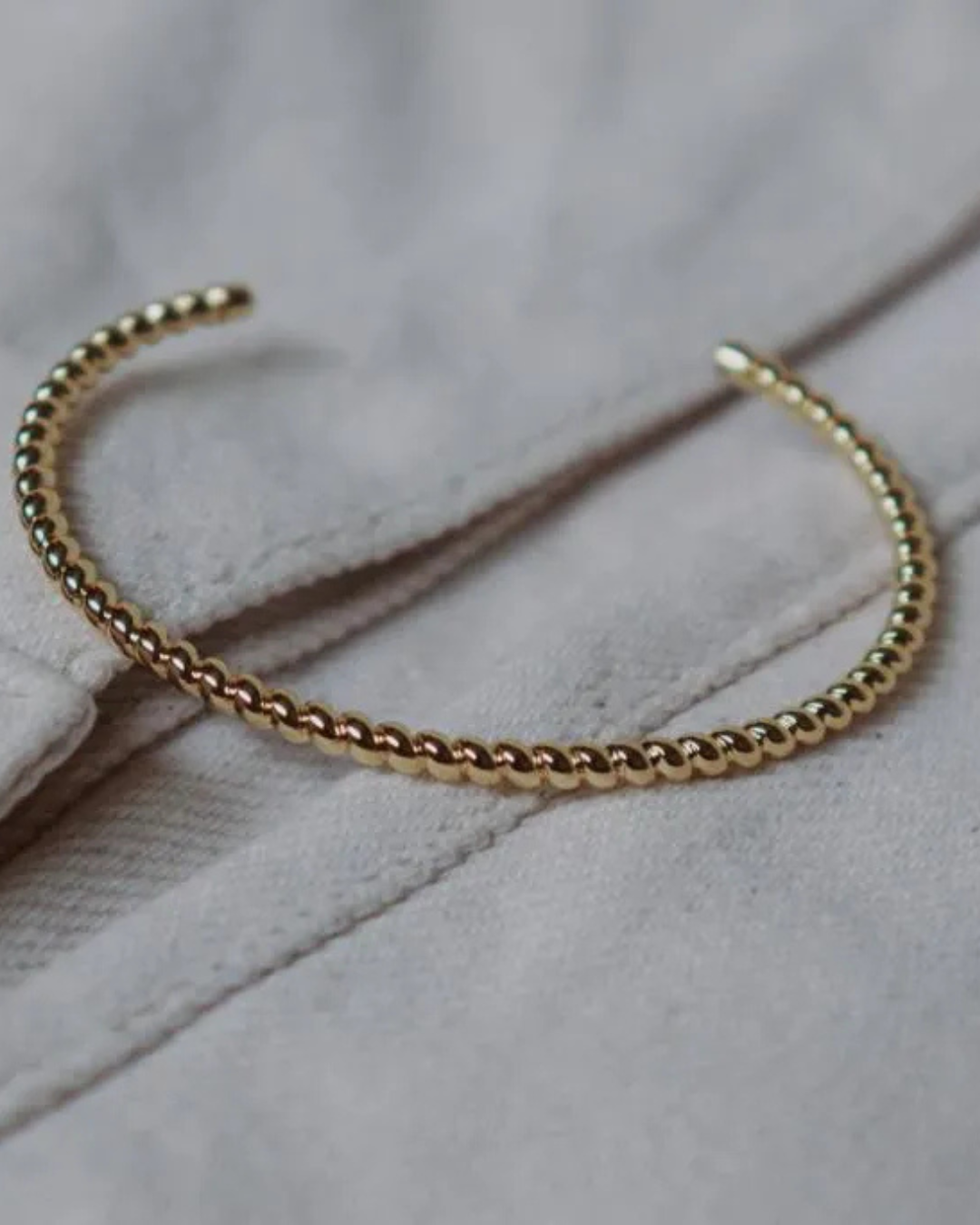 Bracelete minimal aberto texturizado gold