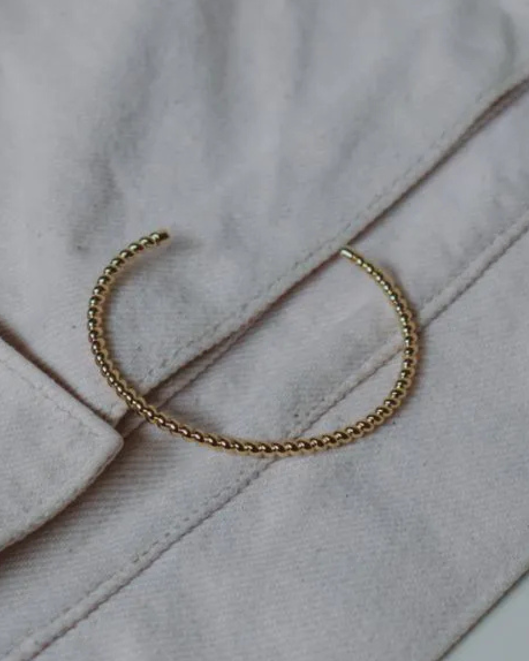 Bracelete minimal aberto texturizado gold
