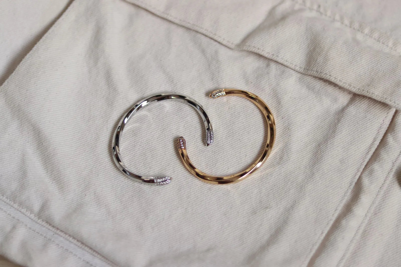 Bracelete levemente torcido com pontas cravejadas