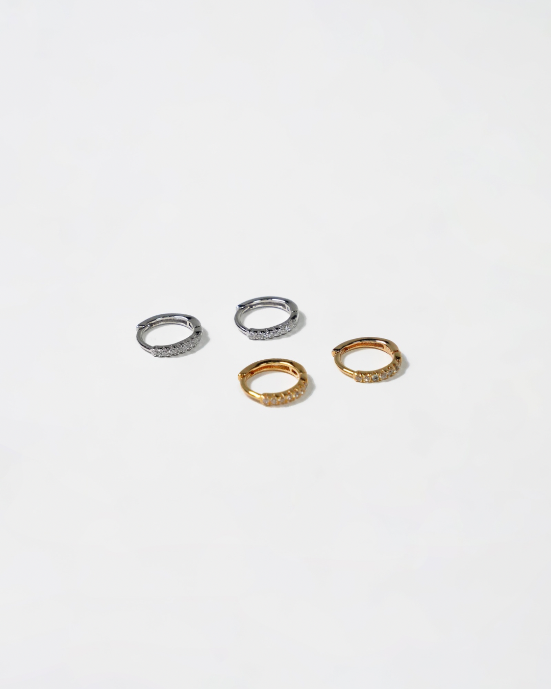 Brinco mini argola fecho click versátil p925