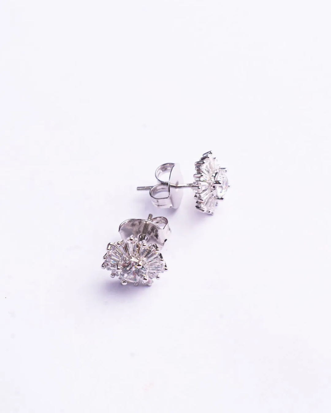 Brinco mini flower com zircônia central