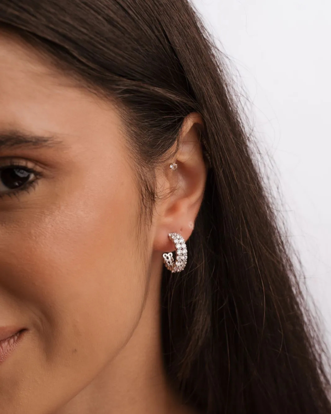 Brinco argola dois aros cravejados com zircônia 2mm