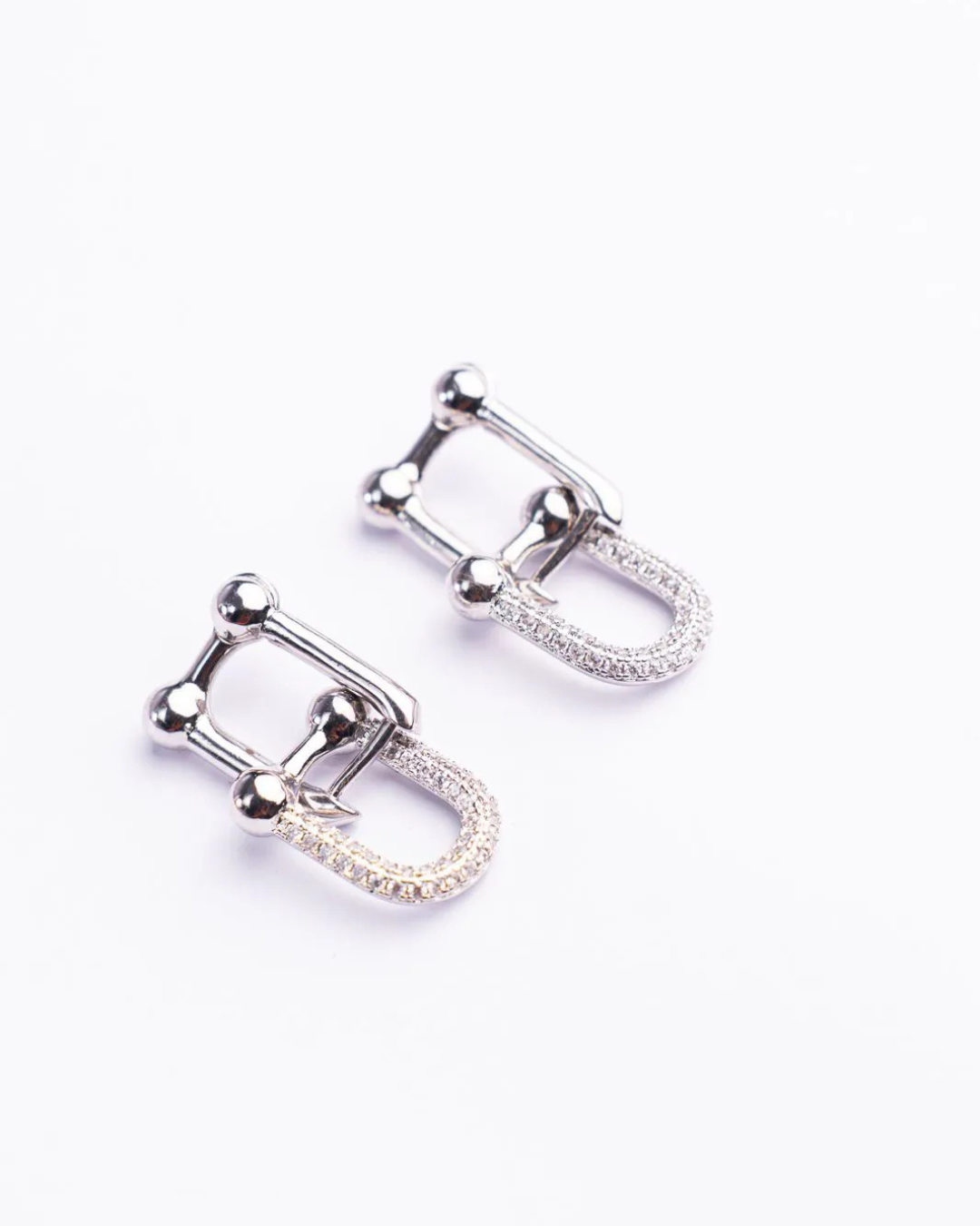 Brinco argola fecho click com elos lisos e cravejados