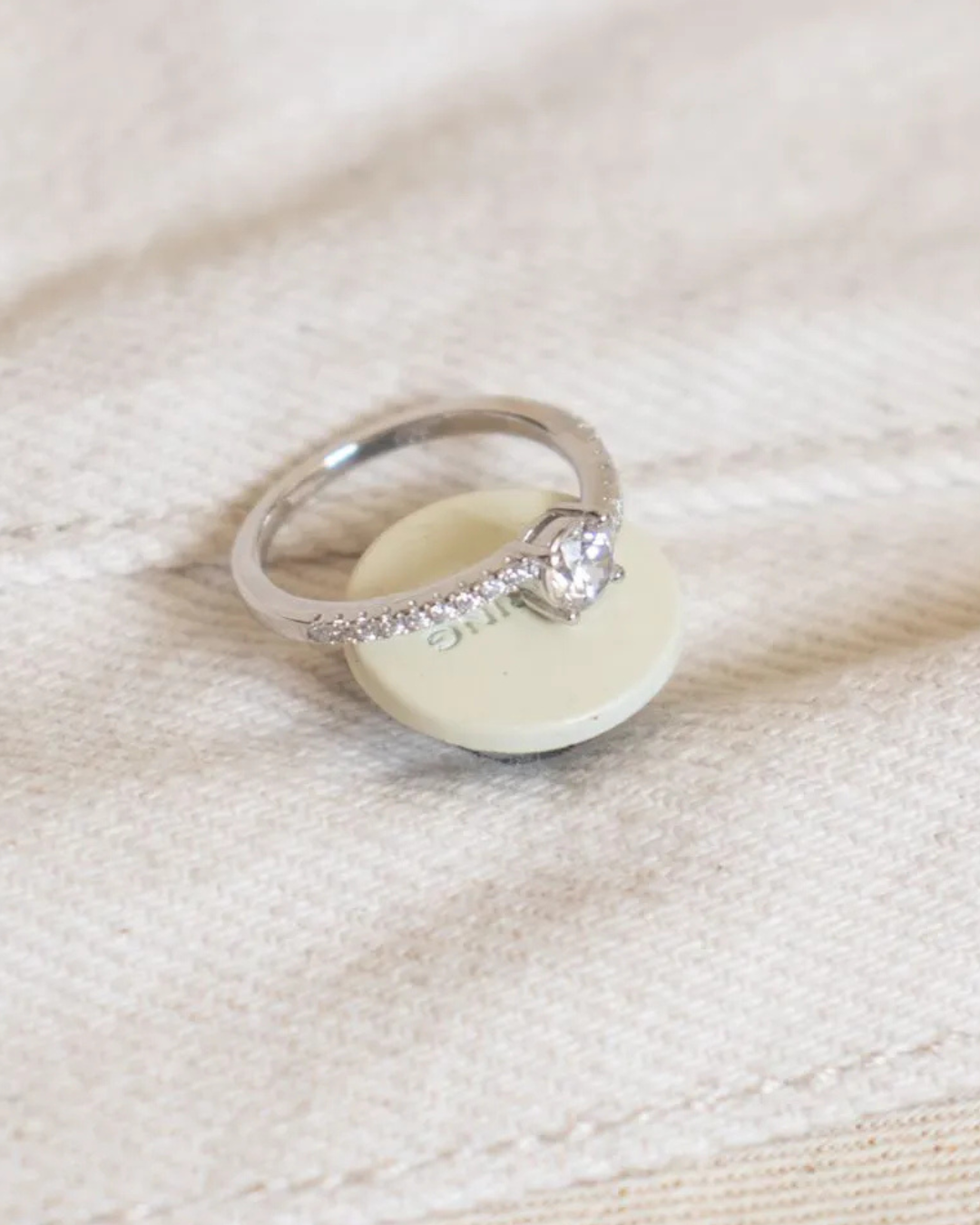 Anel solitário com zircônia 4 mm mais micro cravação