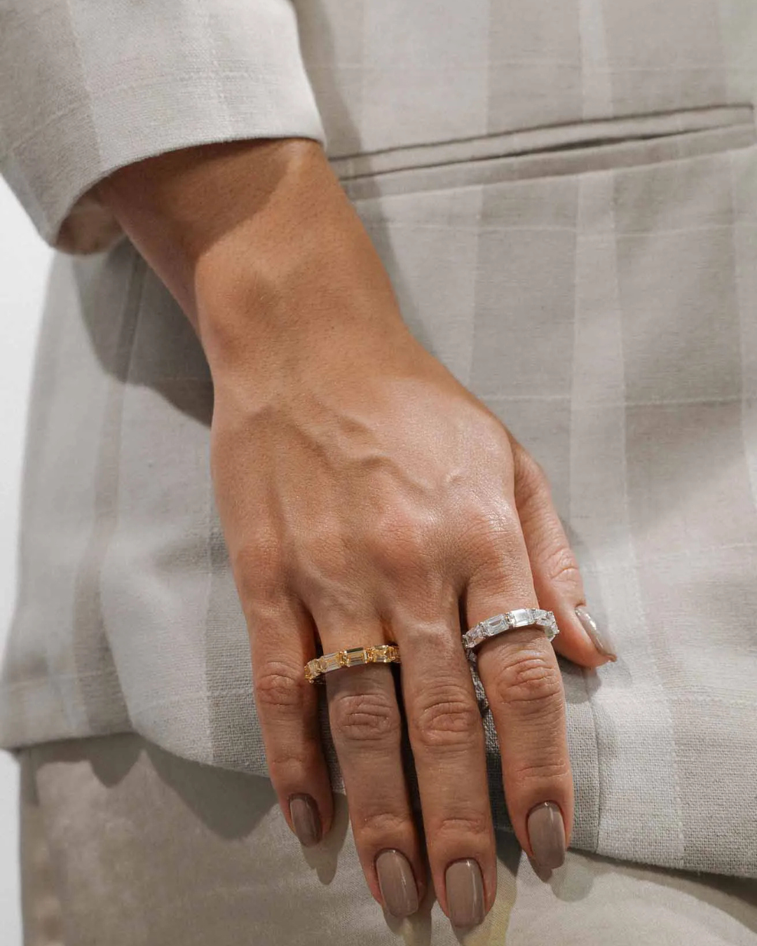 Anel com zircônias baguetes estilo joia