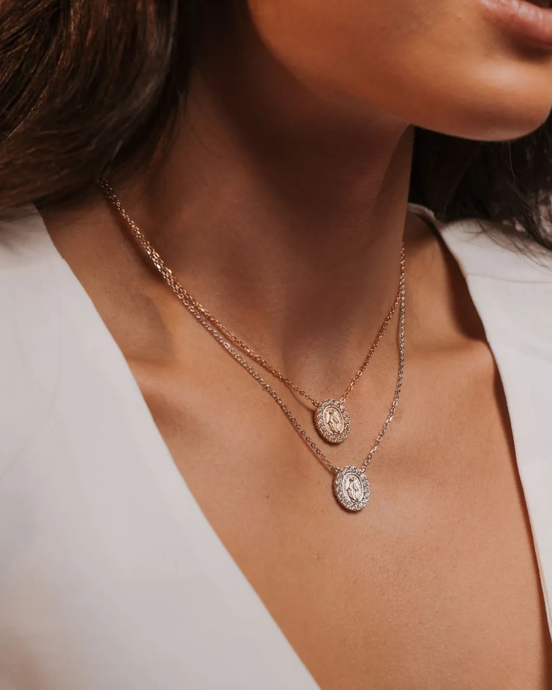 Colar com medalha de Nossa Senhora das Graças