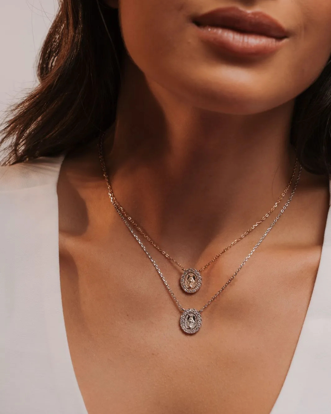 Colar com medalha de Nossa Senhora das Graças