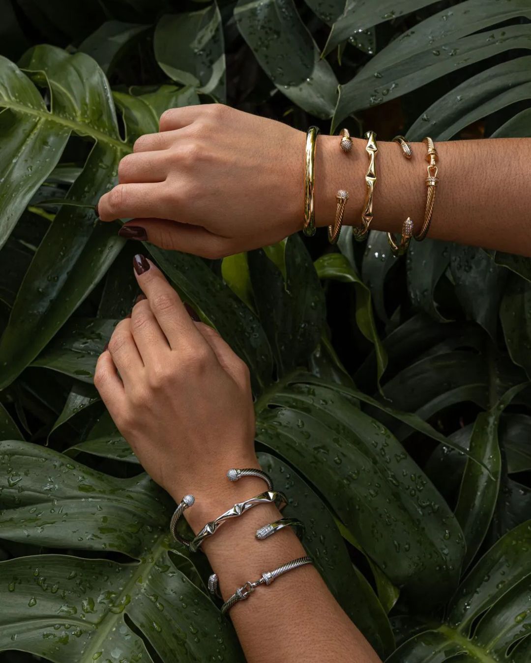 Bracelete levemente torcido com pontas cravejadas