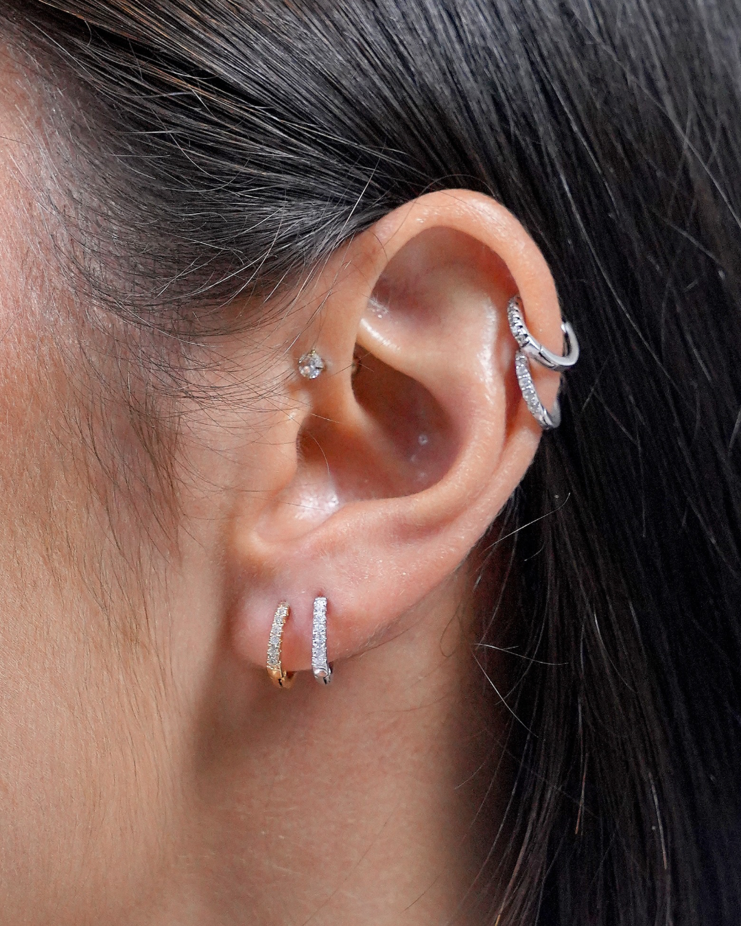 Brinco mini argola fecho click versátil p925