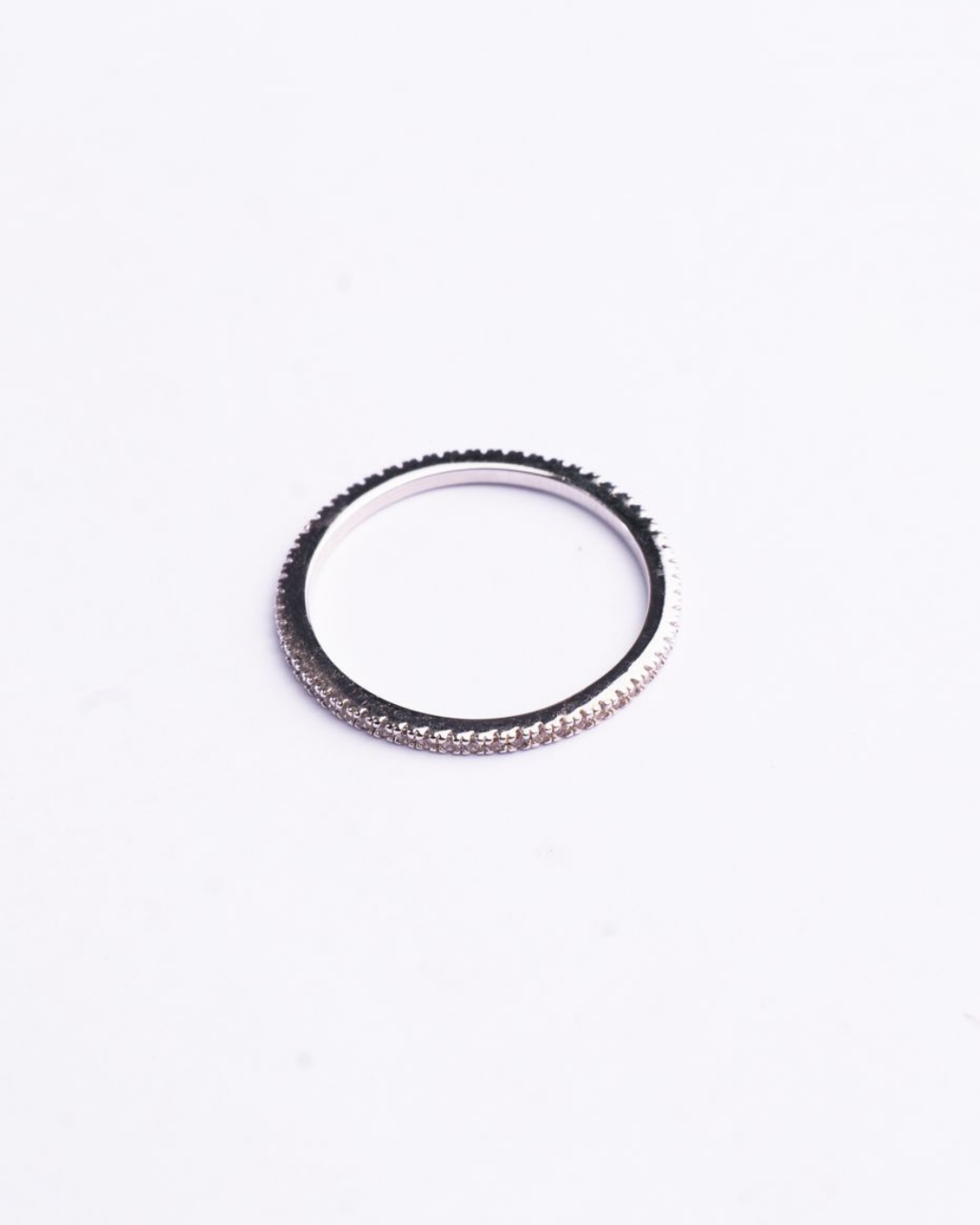 Aliança inteira cravejada com zircônias 0,5mm