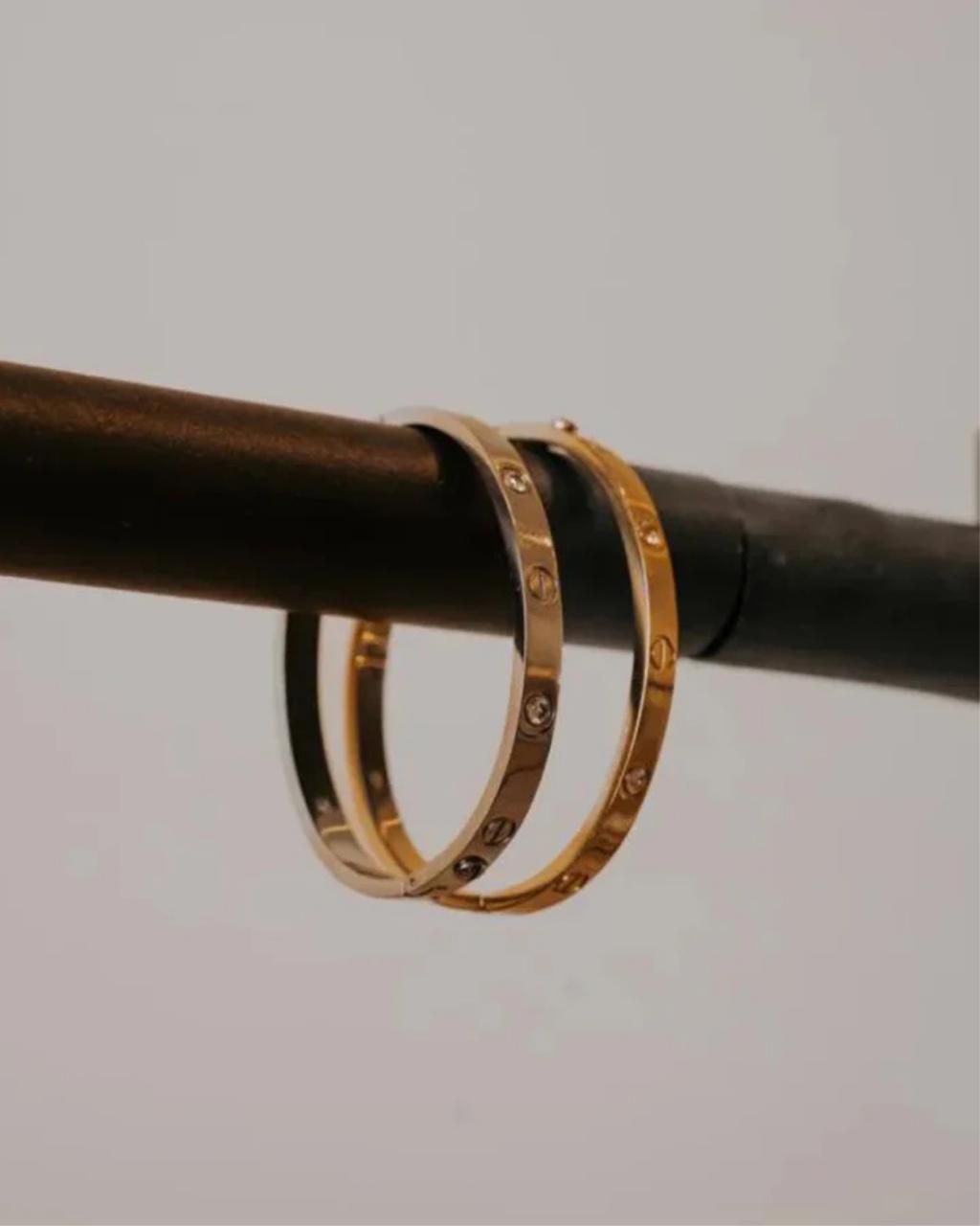 Bracelete estilo cartier com zircônias salteadas