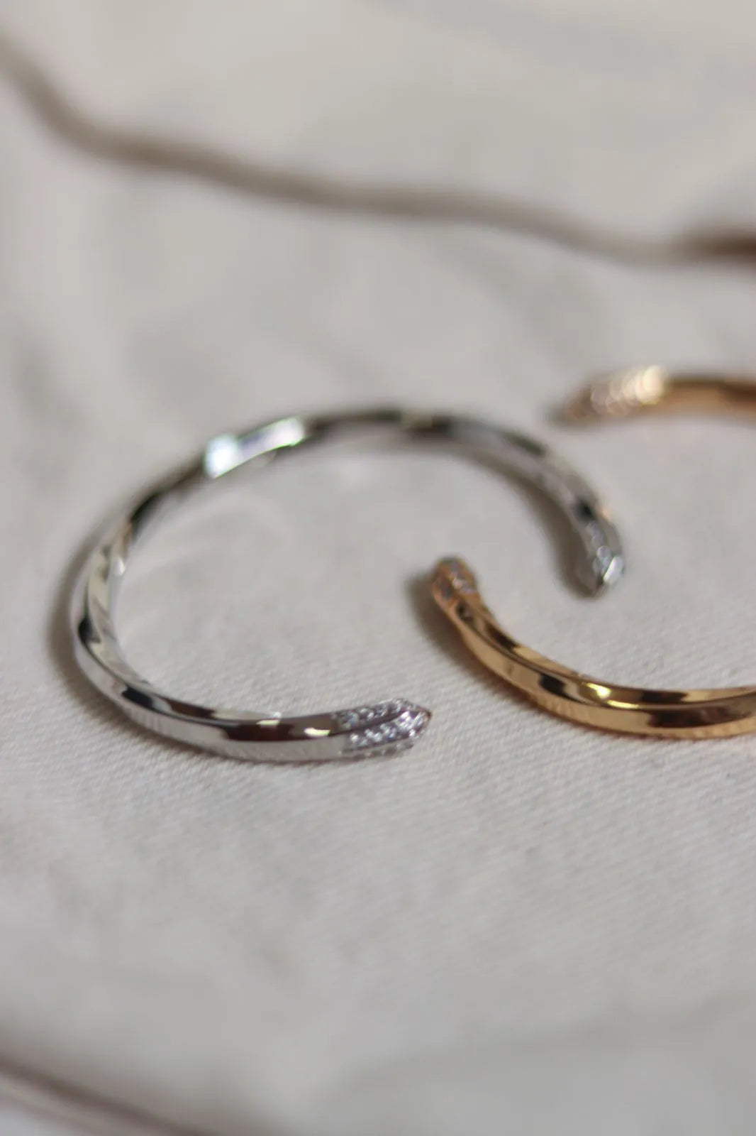 Bracelete levemente torcido com pontas cravejadas
